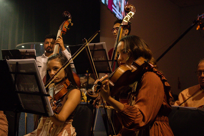 Orquestra tocando cordas