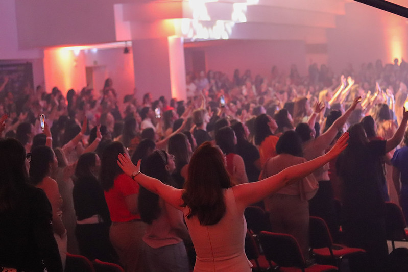 Congregação em adoração com as mãos erguidas