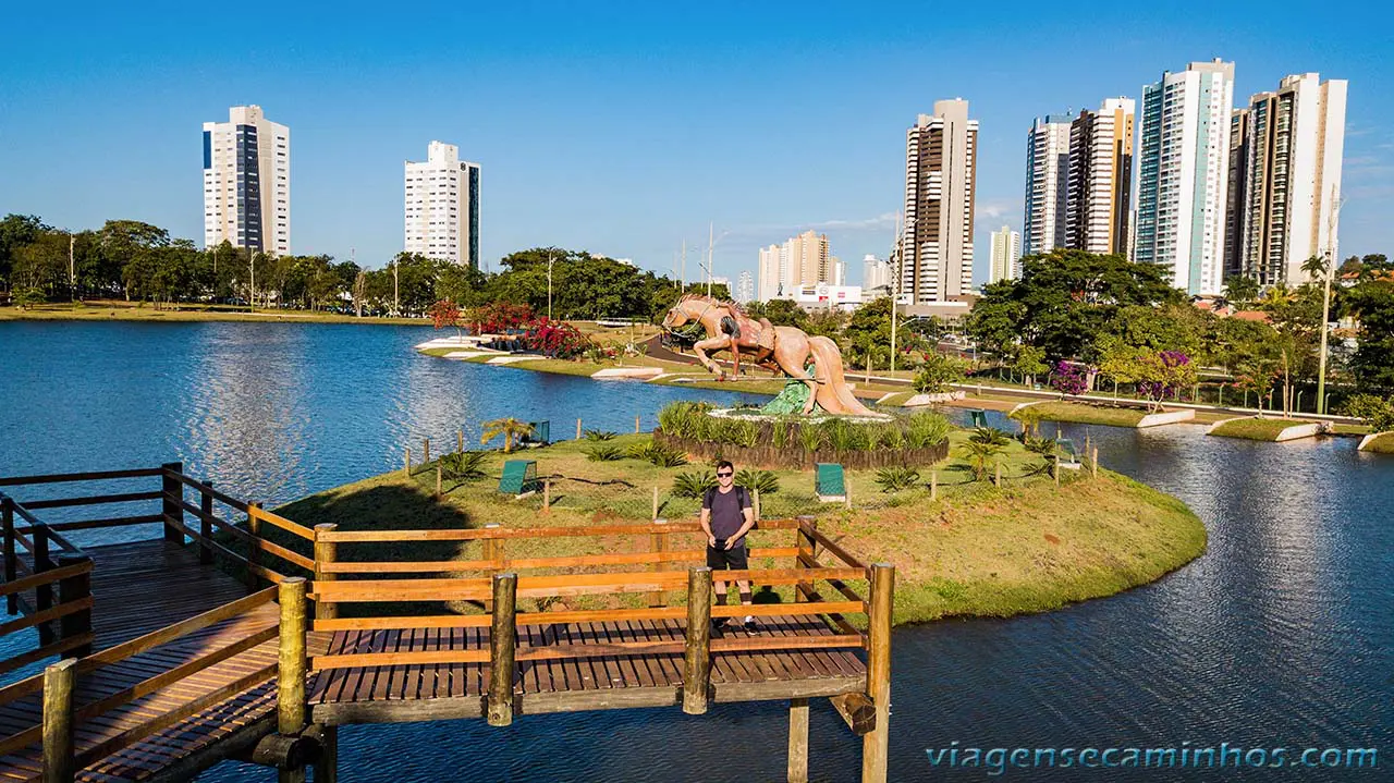Lago com passarela de madeira em parque urbano de Campo Grande