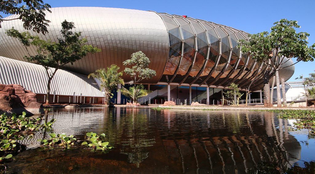 Fachada de vidro moderna refletida na água, Campo Grande