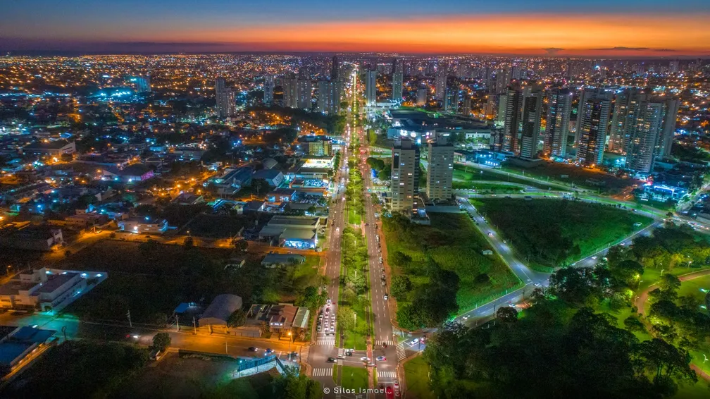 Vista aérea noturna de avenida iluminada em Campo Grande