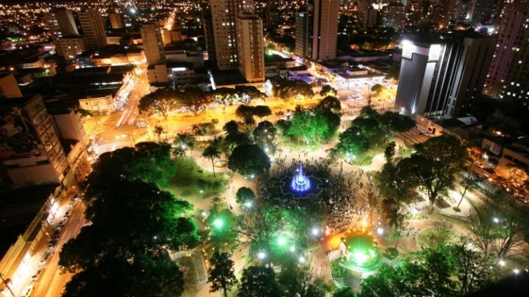 Vista aérea da cidade de Campo Grande ao entardecer