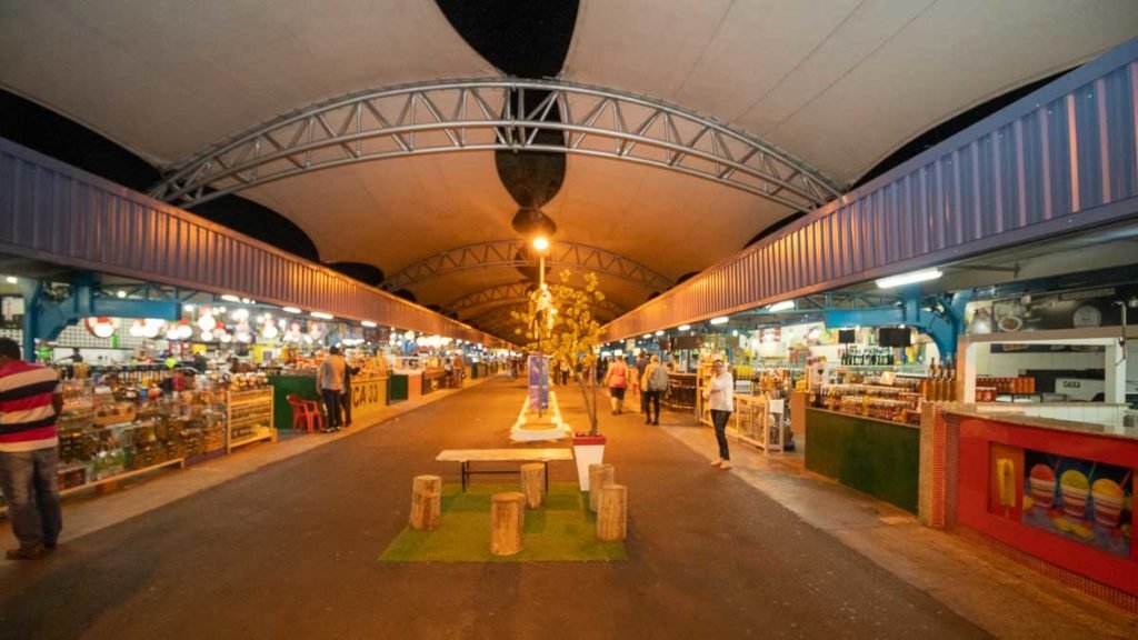 Corredor coberto do mercado municipal de Campo Grande com barracas de comerciantes
